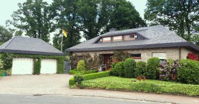 Solider Walmdachbungalow mit Doppelgarage und Garten in Wiefelstede